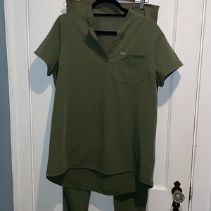 Fig maternity medium top and jogger bottom in dark olive